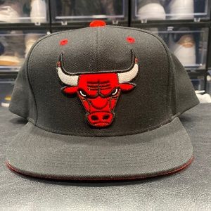 VTG CHICAGO BULLS • SNAPBACK ADJUSTABLE HAT CAP • MITCHELL & NESS • VELOUR